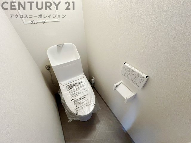 温水洗浄便座付トイレは温水洗浄機能により、暖かい水でおしりを洗浄することができ、冷たい水を使う従来の便座に比べ、温水洗浄機能で暖かいトイレを提供し、快適な使用を可能にします。