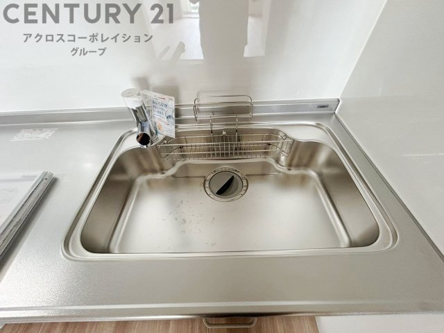 大きなシンクでお鍋などの大きな調理器具を洗う際にも便利です。