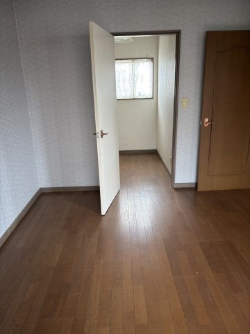 太田市亀岡町672-6の洋室