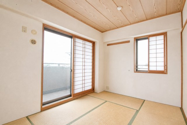 野村ステイツ小牧の和室|リビングの隣の和室です☆※AIで明るさ調整をしています。
