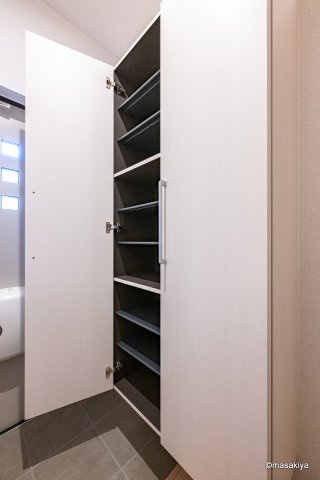 グラン・クオーツの玄関|写真は同じ建築会社の近いタイプです。色、仕様は異なります。