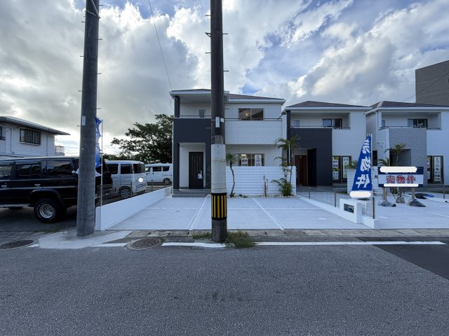 宜野湾市上原1丁目（全4棟）A号棟の外観|A号棟　並列駐車3台可♪素敵なお庭＋植栽付き♪