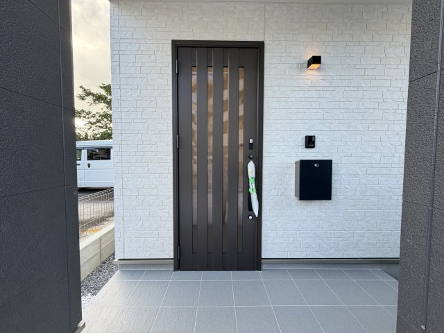 宜野湾市上原1丁目（全4棟）A号棟の玄関|A号棟　スマートキー付き♪