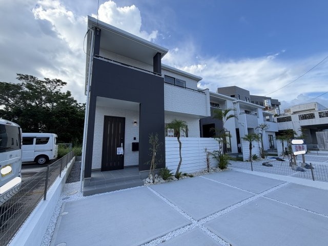 宜野湾市上原1丁目（全4棟）A号棟の外観|A号棟　並列駐車3台可♪素敵なお庭＋植栽付き♪