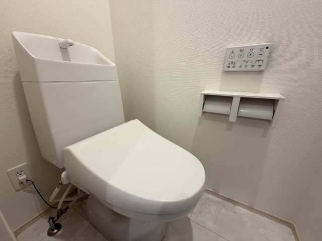 宜野湾市上原1丁目（全4棟）A号棟のトイレ|A号棟　温水洗浄便座♪