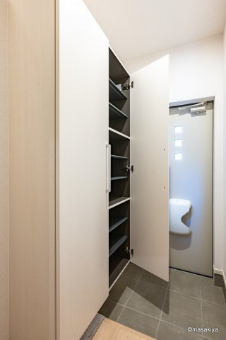 グラン・クオーツの玄関|写真は同じ建築会社の近いタイプです。色、仕様は異なります。