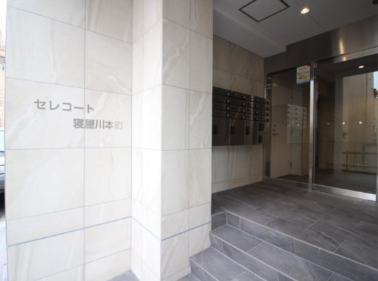セレコート寝屋川本町のエントランス|ゆとりのあるエントランスです