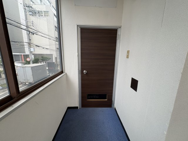 大阪市中央区安土町１丁目の事務所の玄関