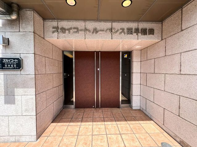 スカイコートルーベンス西早稲田のエントランス