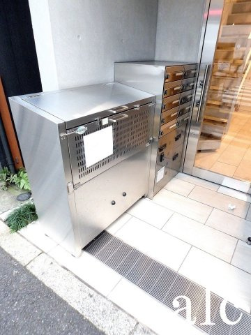 杉並区西荻南２丁目の賃貸マンションのその他|共用ごみ置き場　新宿区は燃えるゴミが週2回、燃えないゴミが週1回、資源ごみが週1回です。