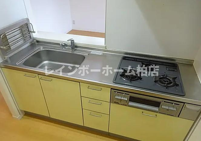 仲介手数料50％半額キャンペーン物件のキッチン|３口ガスコンロです