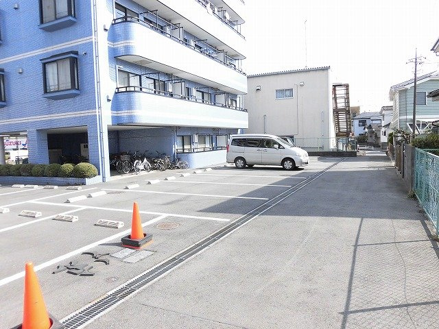 ADMIRABLEの駐車場