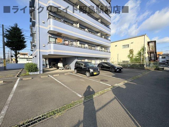 ADMIRABLEの駐車場