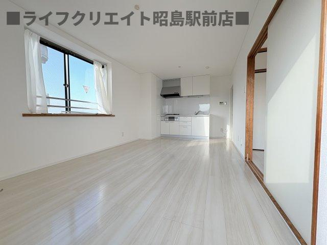 ADMIRABLEの居間・リビング