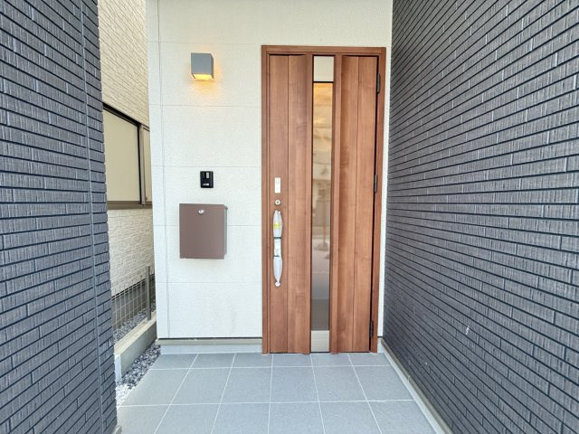宜野湾市上原1丁目（全4棟）B号棟の玄関|Ｂ号棟　スマートキー付き♪