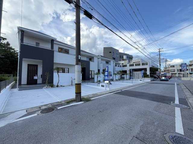 宜野湾市上原1丁目（全4棟）B号棟の前面道路含む現地写真|※南東側公道6m♪