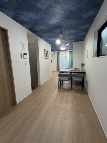 天下茶屋１丁目戸建ての居間・リビング