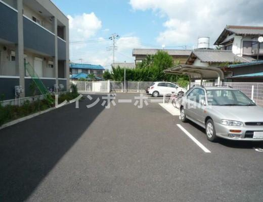 特典：仲介手数料が無料です!!の駐車場|駐車スペースもあります