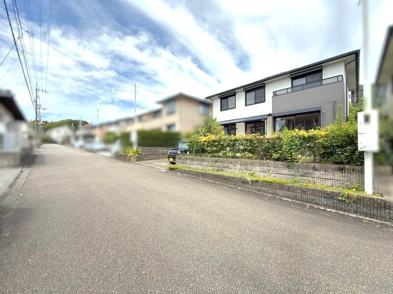 高知市春野町南ヶ丘2丁目　中古戸建の前面道路含む現地写真