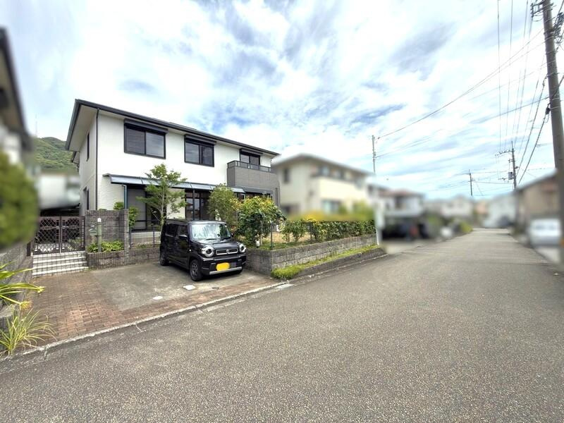 高知市春野町南ヶ丘2丁目　中古戸建の前面道路含む現地写真