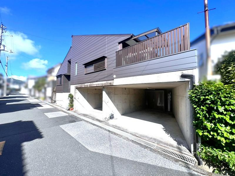 高知市春野町平和 中古戸建ての前面道路含む現地写真