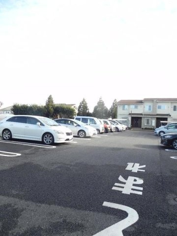 ブリリアントガーデンアゼリアＣの駐車場
