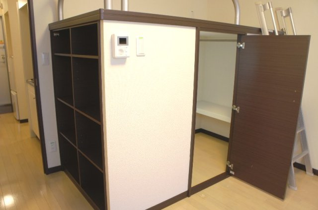 レオネクストプランドールⅡの内装|ベッドの下はウォークインクローゼットで大容量収納！