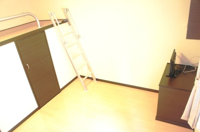 レオネクストプランドールⅡの居間・リビング|ベッドと収納があるのでお部屋は広々！