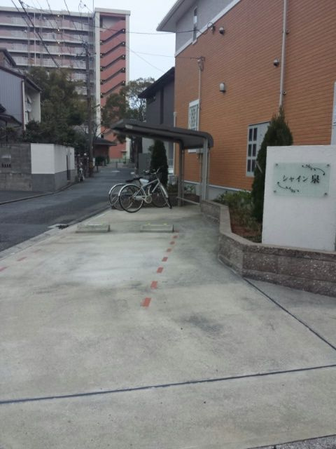 シャイン泉の駐車場