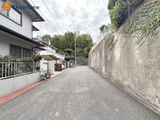 神戸市西区天が岡第2　新築戸建の前面道路含む現地写真|●年中無休：当日予約可●前面道路は北西側、幅員6ｍになります。ゆったりですので、安心して駐車できます