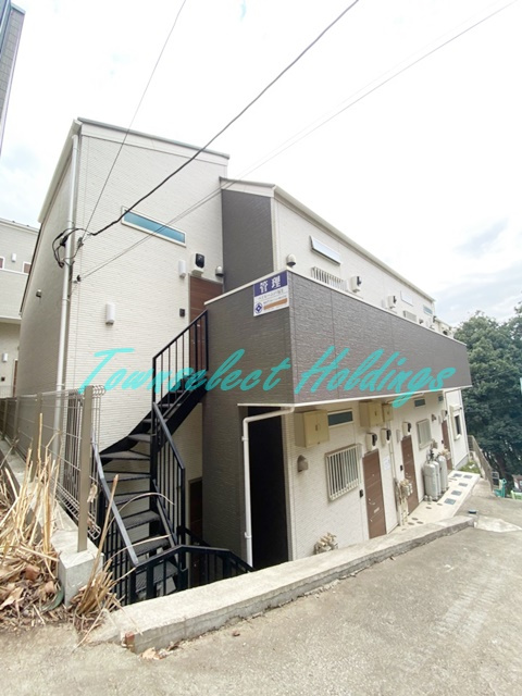 横浜市戸塚区戸塚町のアパートのエントランス