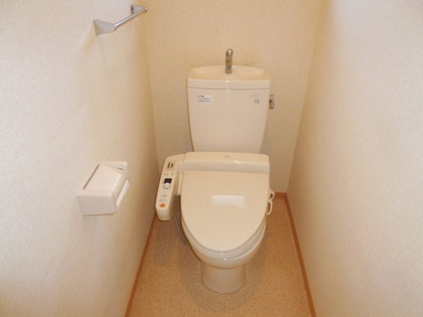 温水洗浄便座付きのトイレです♪
