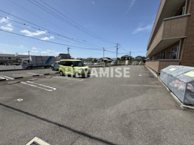 オッツ池田の駐車場