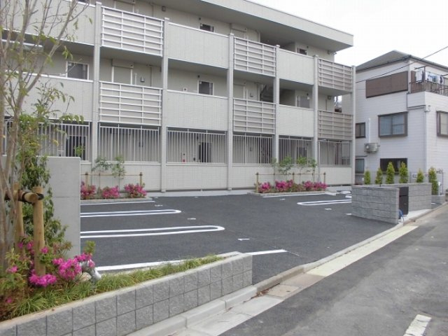 メゾンルミエールの駐車場