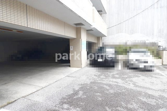 クレスト廿代の駐車場