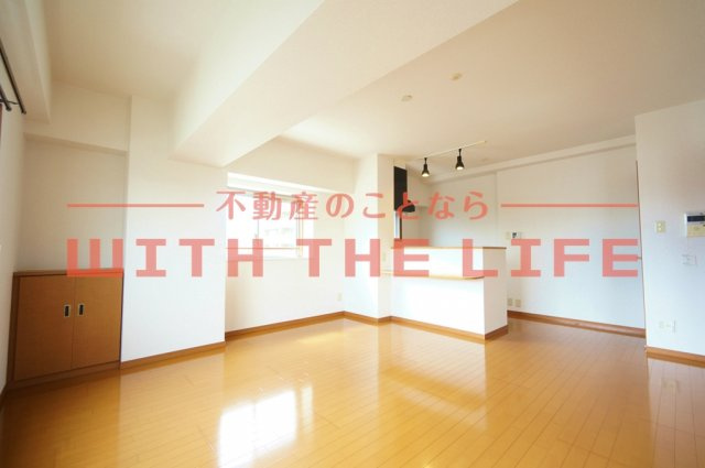 レジデンス東櫛原【キャッシュバック対象物件】の居間・リビング|ゆったり過ごせるリビングです