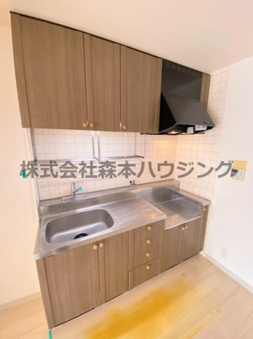 【キッチン】 | 　アンド・ユー郡津 | ※同タイプ別室の写真を使用しています。
　設備内容や色調など相違がある場合は実際のお部屋の現状優先となります。