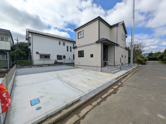 つくば市高野台3丁目10番　新築戸建　A号棟の前面道路含む現地写真|現地完成済で建物や駐車場、お庭も全てご覧いただけます。。
本日のご見学も可能です♪
お気軽にお電話またはお問い合わせください。
