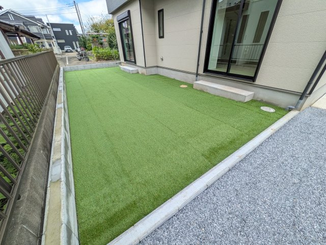 つくば市高野台3丁目10番　新築戸建　A号棟の庭|リビングに明るい光を届ける南庭。
お子様の遊び場やペットのスペースとしても最適です。
室内外で心地よい暮らしが叶います。