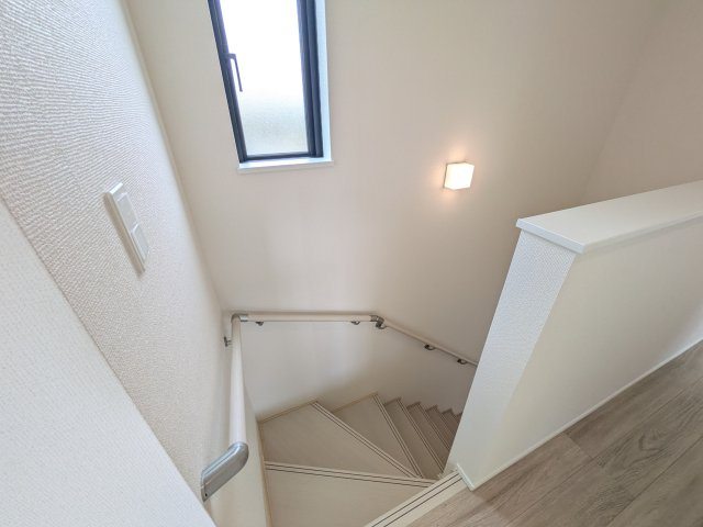 つくば市高野台3丁目10番　新築戸建　A号棟の内装|窓付きで明るい階段は、手すり付きでお子様からご年配の方まで安心して上り下りができます♪