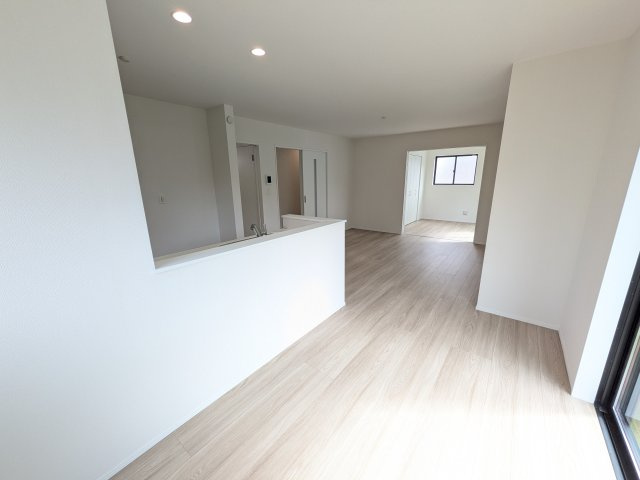 つくば市高野台3丁目10番　新築戸建　A号棟の居間・リビング|家族の会話が自然と弾む、広々としたゆとりのLDK。南向きの窓からたっぷりの光が射し込む明るく快適な空間です。