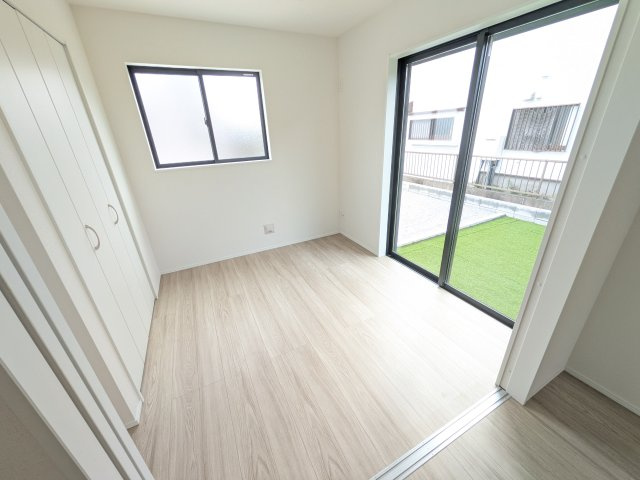 つくば市高野台3丁目10番　新築戸建　A号棟の洋室|リビングと繋がる多目的スペース。引き戸を開ければ広々LDK、閉じれば客間や書斎、お子様の遊び場に早変わりします。