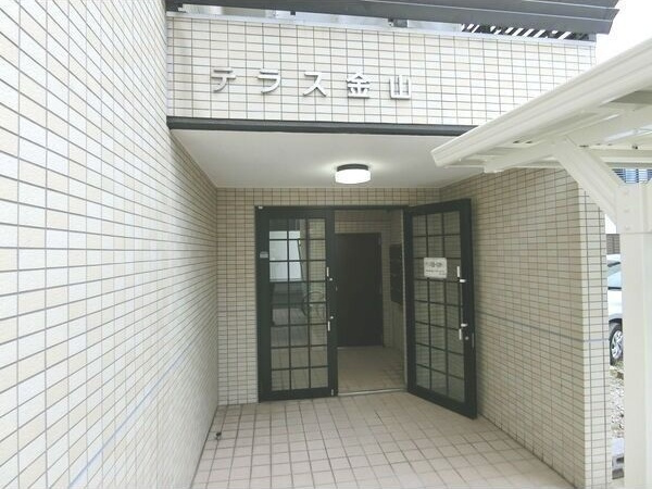 テラス金山のエントランス