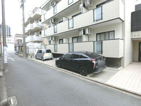 テラス金山の駐車場