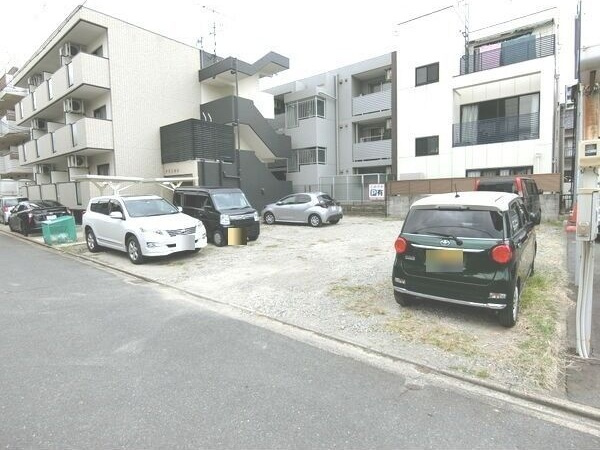 テラス金山の駐車場
