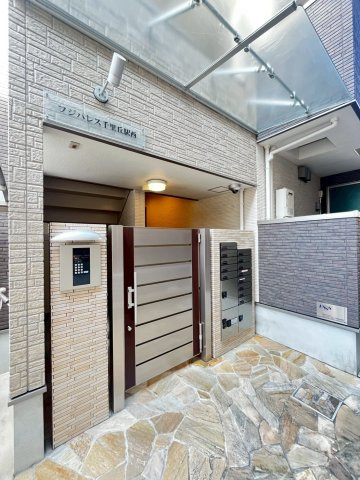 フジパレス千里丘駅西のエントランス