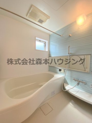 【浴室】 | 　リヴェール香里園 | ※同タイプ別室の写真を使用しています。
　設備内容や色調など相違がある場合は実際のお部屋の現状優先となります。