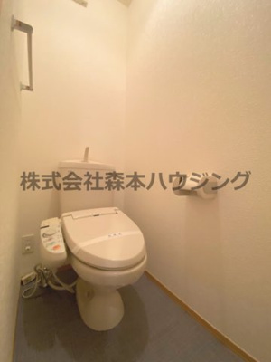 【トイレ】 | 　リヴェール香里園 | ※同タイプ別室の写真を使用しています。
　設備内容や色調など相違がある場合は実際のお部屋の現状優先となります。