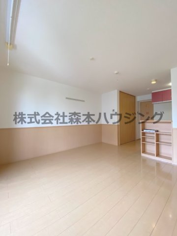 【洋室】 | 　リヴェール香里園 | ※同タイプ別室の写真を使用しています。
　設備内容や色調など相違がある場合は実際のお部屋の現状優先となります。