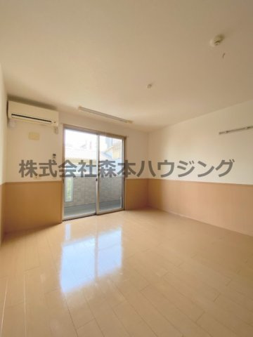 【洋室】 | 　リヴェール香里園 | ※同タイプ別室の写真を使用しています。
　設備内容や色調など相違がある場合は実際のお部屋の現状優先となります。